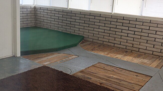 Building Photo - 90 NE Freihage Dr