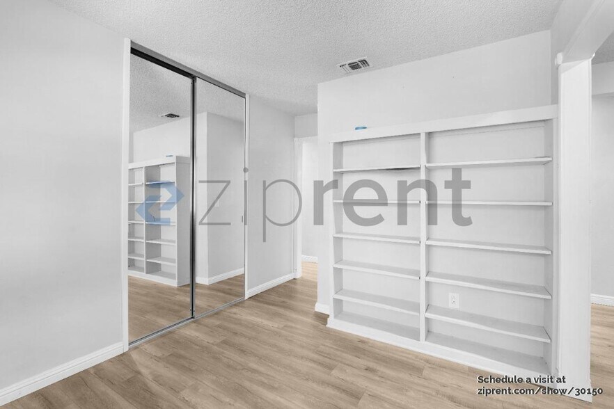 Building Photo - Unit