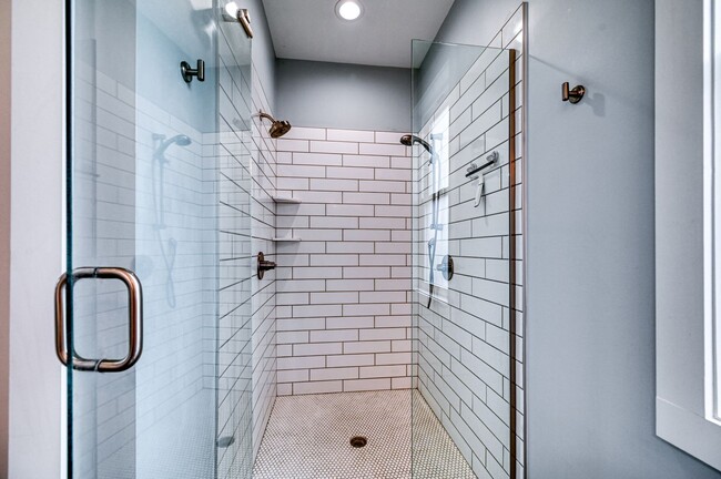Building Photo - PET FRIENDLY FURNISHED OFF-SEASON RENTAL A...