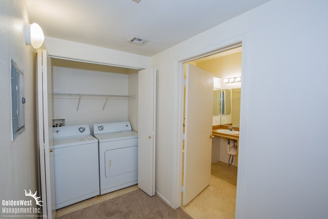 Building Photo - Lovely 1Bdm 1Ba Gated Condo in the Heart of Providence Area!