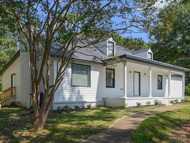 Primary Photo - "Experience Spacious Living in Talladega: ...