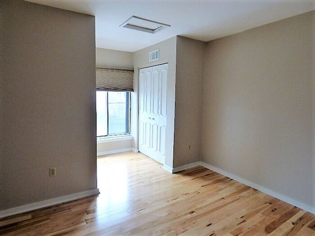 Building Photo - Fabulous 2 BR Condo near German Village!