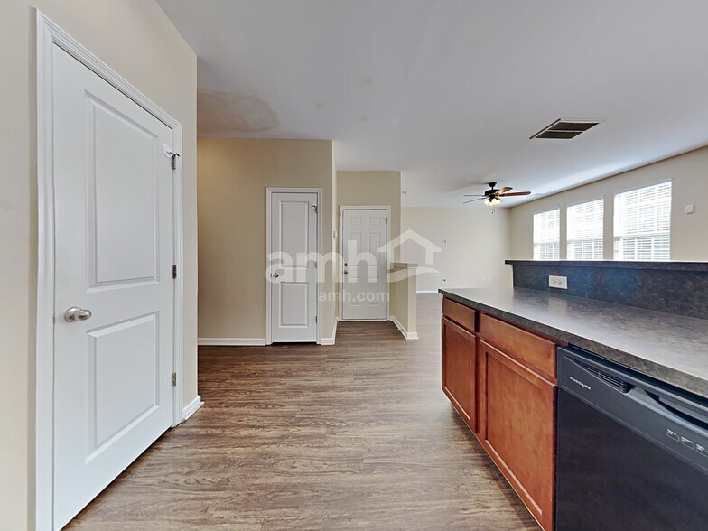 Building Photo - 577 English Oak Cir