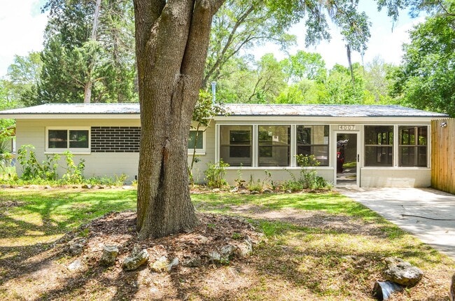 Primary Photo - Hazel Heights 3 bedroom 2 bath concrete bl...