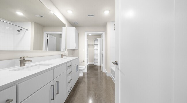 Building Photo - Stylish Apt, Sweet Deal – Up to 1 Month Free!
