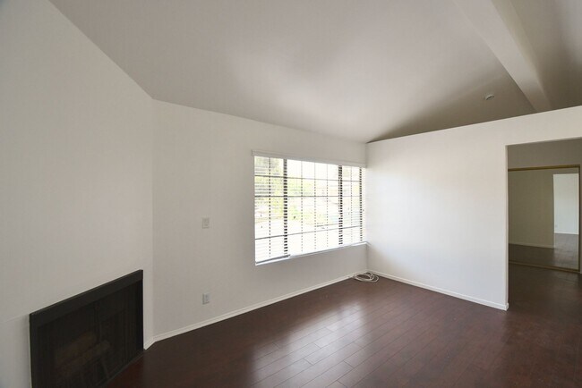 Interior Photo - 5744