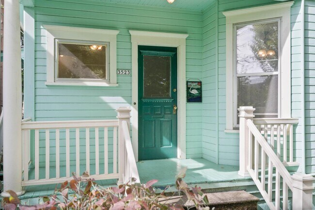 Building Photo - Spacious, light-filled 3-bdrm/2-bath vinta...
