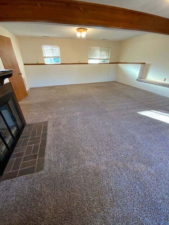 Building Photo - N Tacoma 3bdr 2.5 bath home w/ VIEW of Mt Rainer
