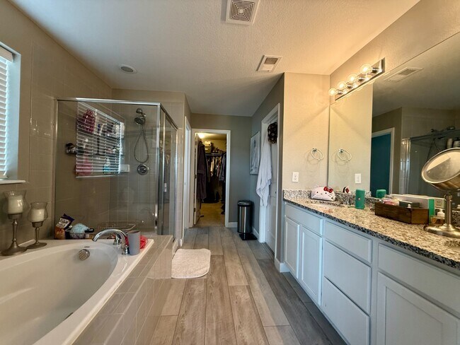 Building Photo - Spacious 5-Bedroom home with beautiful Vie...