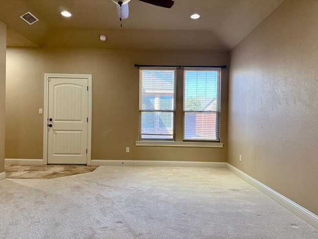 Building Photo - House For Rent