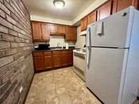 Building Photo - Cozy One Bedroom Apartment! Laundry On-Sit...