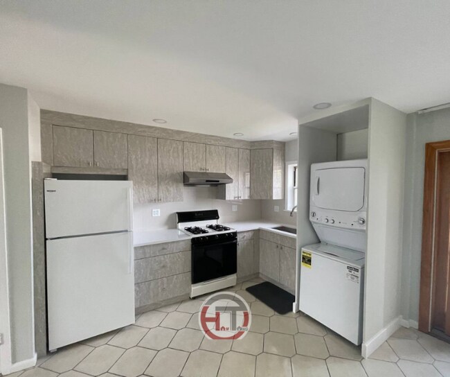 Primary Photo - 3673 E Tremont Ave