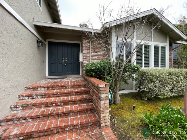 Building Photo - Large 3 Bedroom, 2.5 Bathroom, Great Neigh...