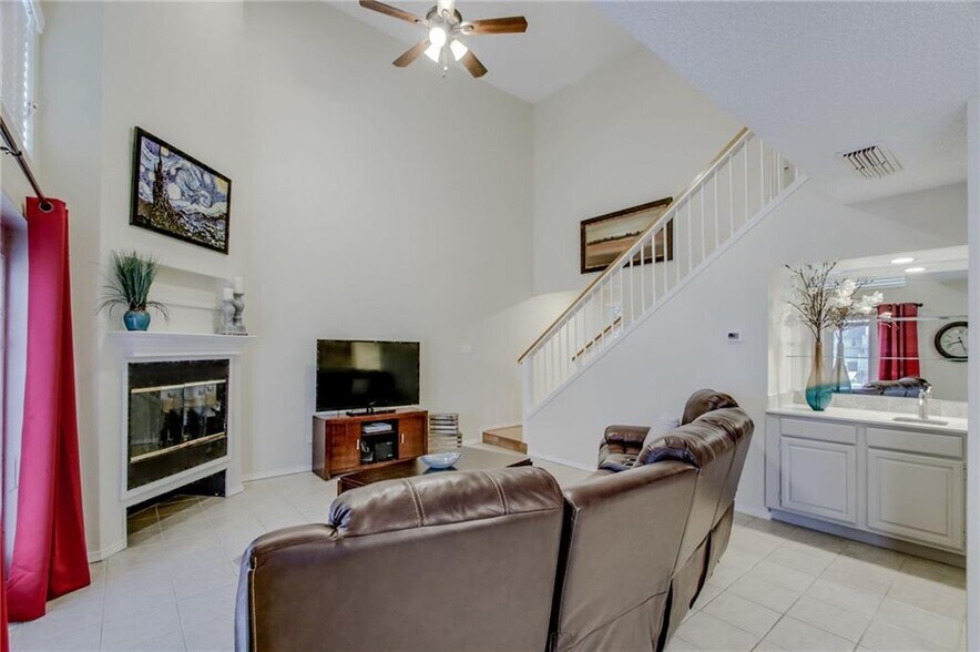 Living room - 631 Cimarron Trl