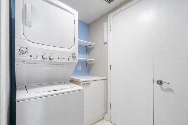 Building Photo - 2650 Lake Shore Dr