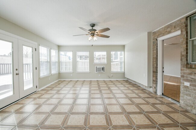 Building Photo - 815 Robins Way