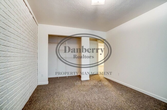 Building Photo - 3733 Willow Run Dr