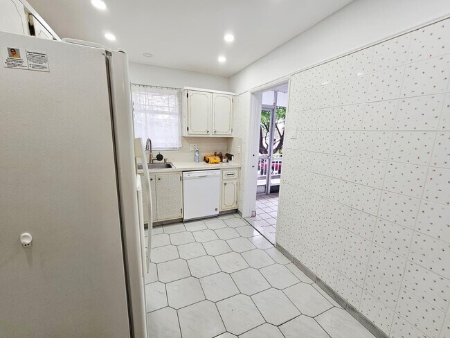 Building Photo - 501 Blue Heron Dr