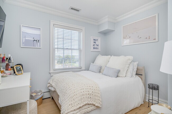 Building Photo - 1140 Fairfield Beach Rd