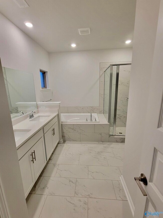 Building Photo - 207 Stockyard Cir