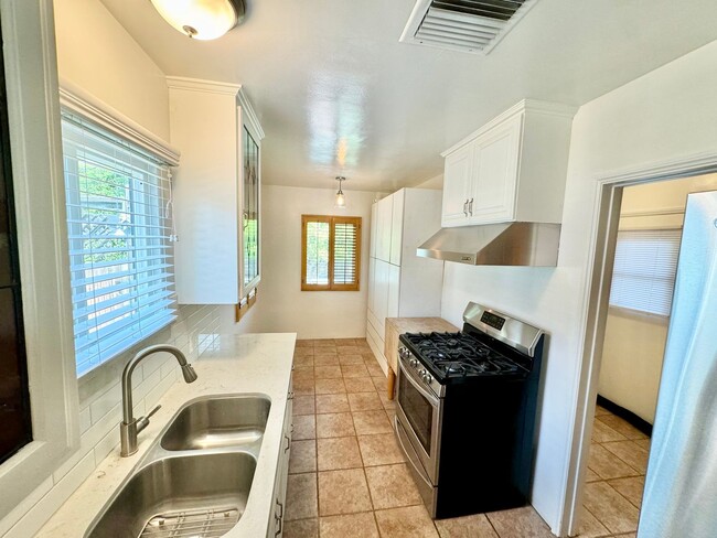 Building Photo - Charming North Hollywood Home