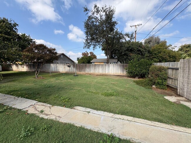 Building Photo - Charming Exeter Home Near Shopping Center ...