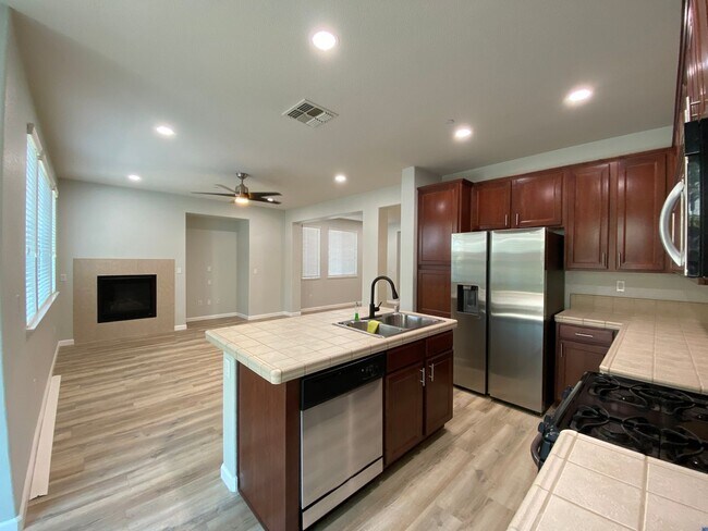Building Photo - Lovely Laguna Pointe Condo!