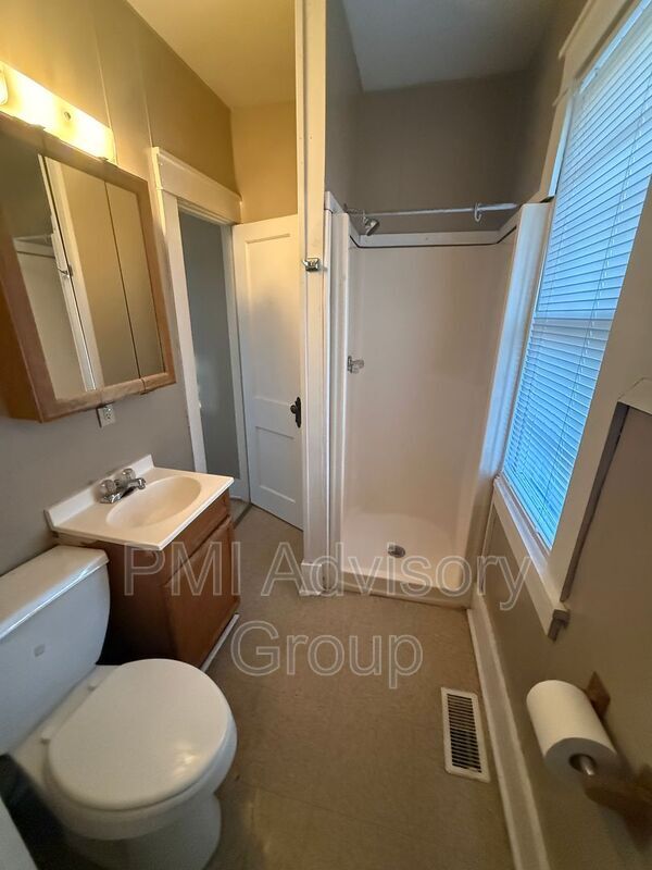 Building Photo - 2017 SW Van Buren St