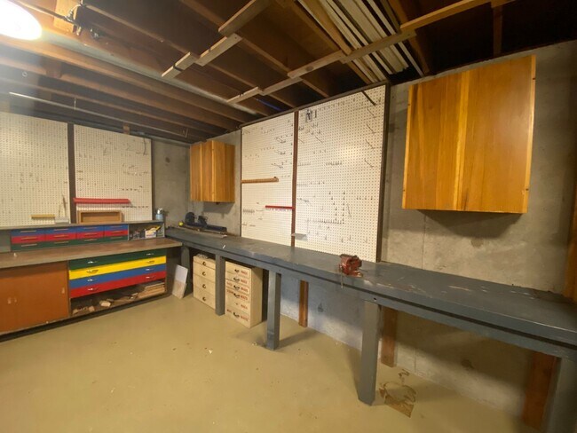 Building Photo - Unique View Property 3 bed, 3 bath located...