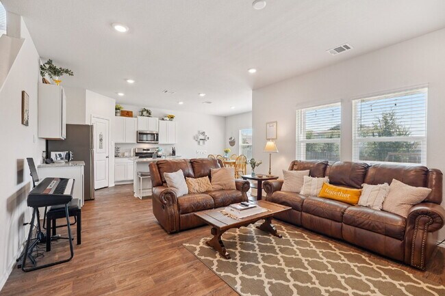 Building Photo - "Rent to Own this Charming 3-Bed Oasis with 18 month lease!*"