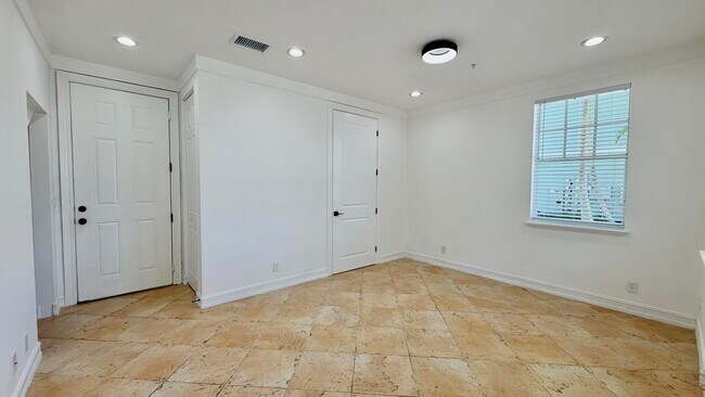 Building Photo - 810 3rd Ave N