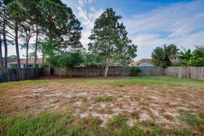 Building Photo - Charming 3BR/2BA with Fenced Yard & Commun...