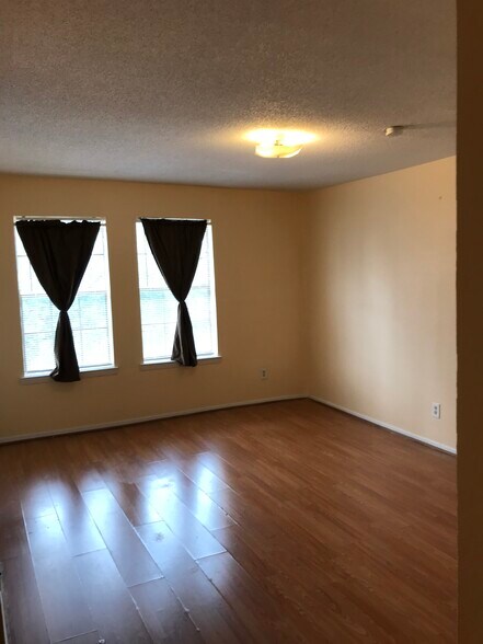 Building Photo - 3118 San Jacinto St