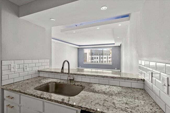 Building Photo - 2bd/2bth in sought after Grandview Condominiums in the heart of Buckhead!