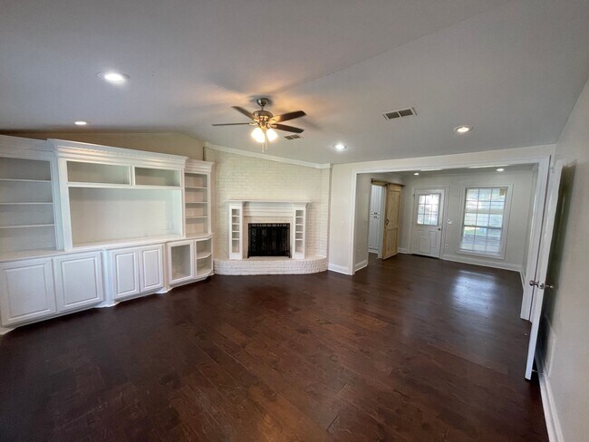 Building Photo - 4 bed 2 bath in Crossgates of Brandon