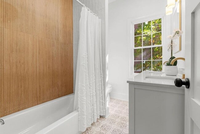 Building Photo - 508 Charles St