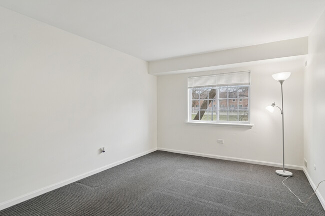 Building Photo - 1633 N Windsor Dr