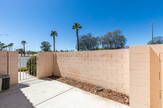 Building Photo - 3 Bedroom Townhouse with attached garage i...
