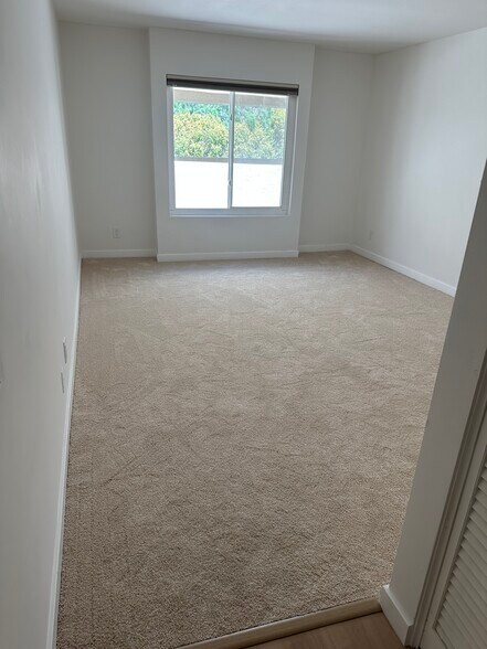 Building Photo - 3200 La Rotonda Dr