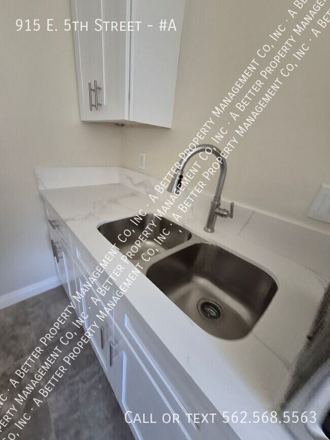 Building Photo - 915 E 5th St