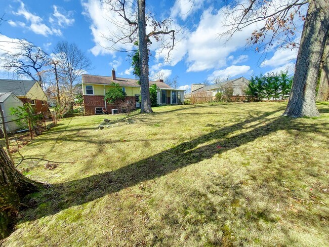 Building Photo - Fully updated 3br/2bth with large yard in ...