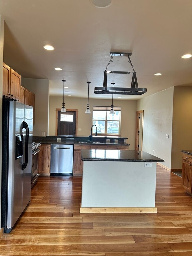 Building Photo - Large Beautiful Condo with Many Upgrades!!
