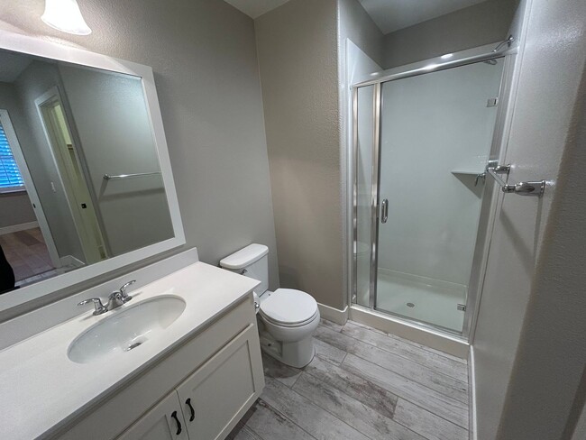 Building Photo - Brighton Oaks Beauty Just Steps from Downt...