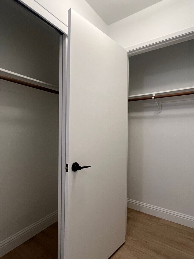 Building Photo - BEAUTIFULLY REMODELED 3 BEDROOM DUPLEX!!