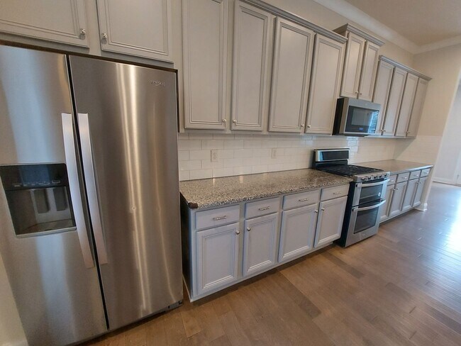 Building Photo - Large 3 Bedroom Luxury Townhome on Silver ...