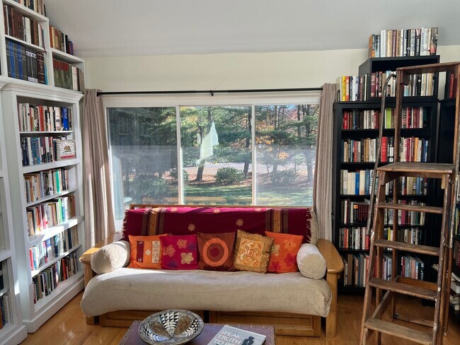 Building Photo - 301 Post Rd E