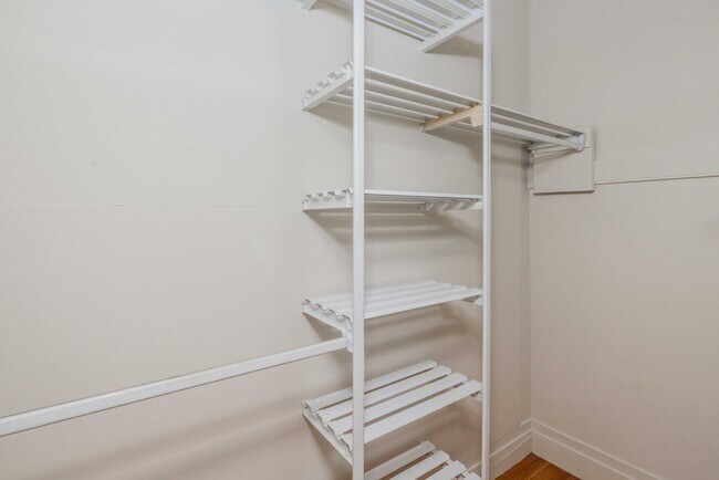 Building Photo - TOP FLOOR 1BR. Remodeled! W/D IN-UNIT! Dishwasher!