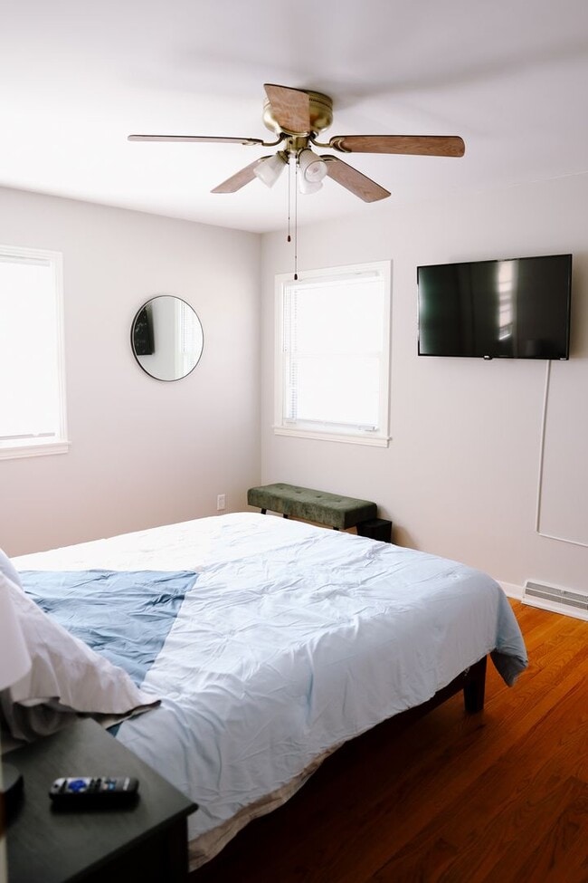 Building Photo - Spacious 3 Bedroom, 2 Bath Duplex with Att...