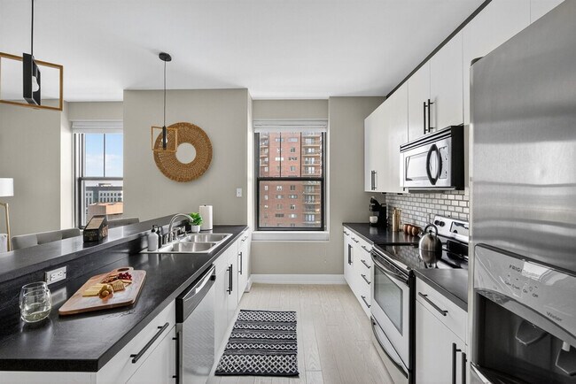 Building Photo - 400 Walnut St