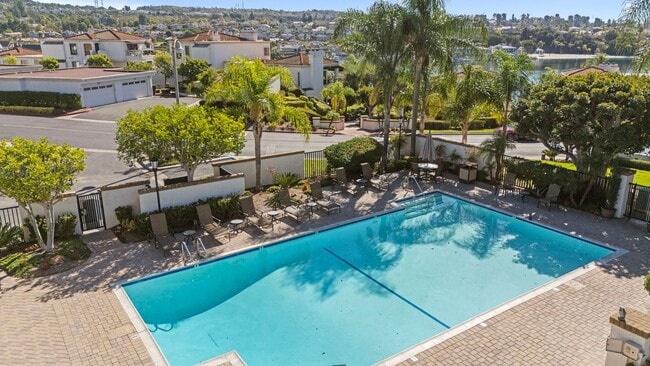 Building Photo - Stunning 2 bedroom *LAKE VIEW* condo for r...